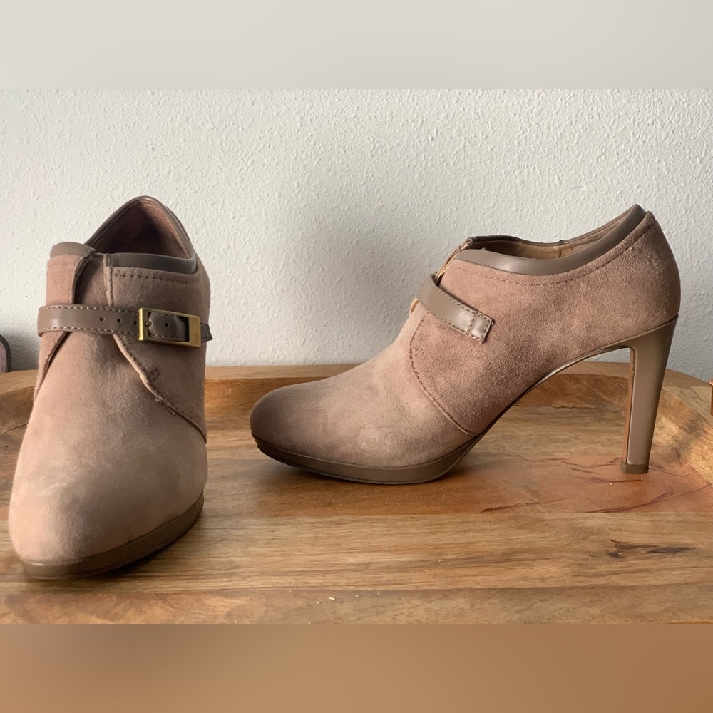 Franco Sarto Faux Suede Size 6.5 ankle boot in sand/tan